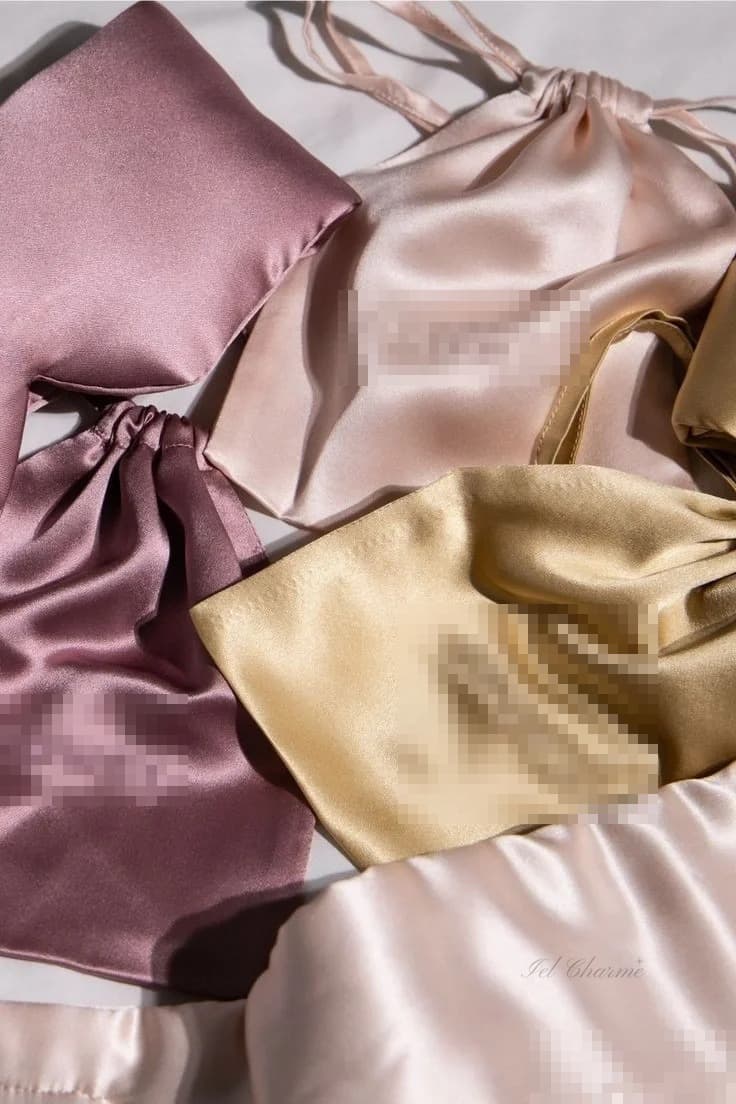 Pochon en satin, broderie ton sur ton